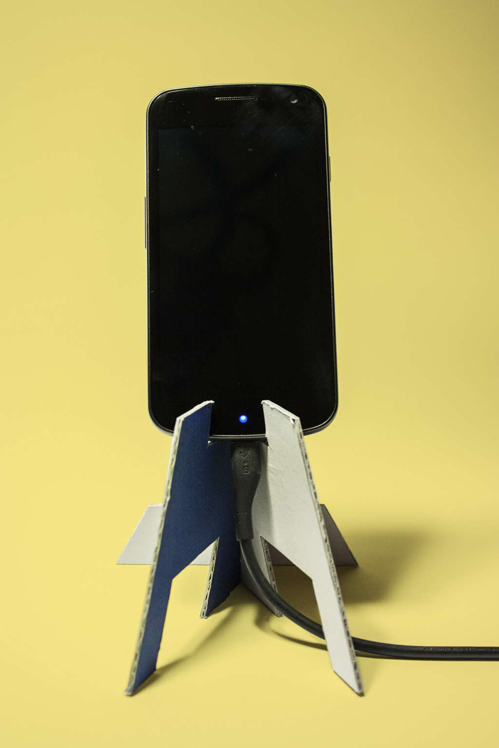 Smartphone-Stand DIY Cardboard by FORMLOS