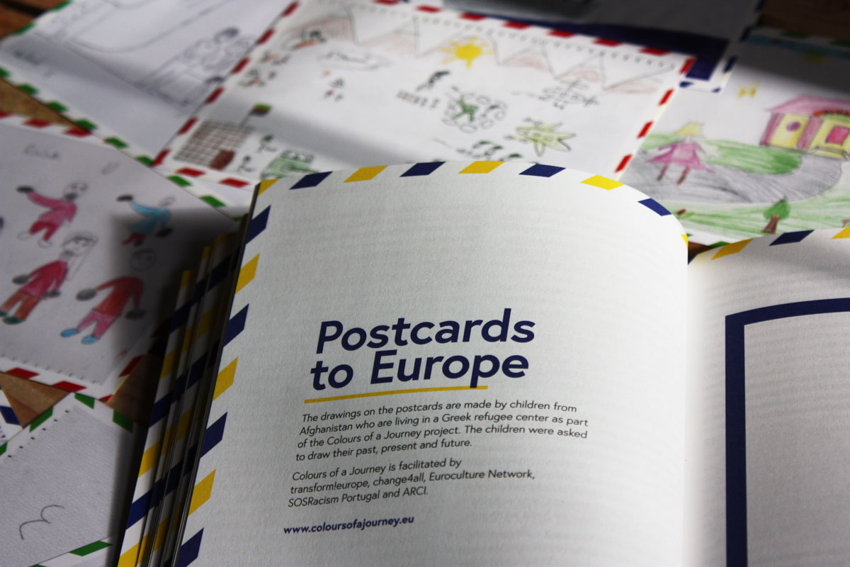 LetterstoEurope-Postcards-Bookdesign-Buchgestaltung-Cover-GefluechteteFrauen-04 Die Postkarten sind farblich sortiert: Rot zeigt die Gründe der Flucht oder eben die Heimat, Blau der Weg der Flucht und Grün die Wünsche für die Zukunft