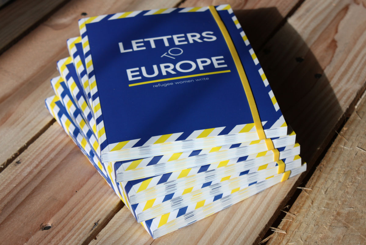 LetterstoEurope-Postcards-Bookdesign-Buchgestaltung-Cover-GefluechteteFrauen-07 Das Konzept des Buches erinnert an ein Tagebuch oder Journal wie man es bei einer Reise mit sich herumträgt – zusammengehalten von einem Gummiband