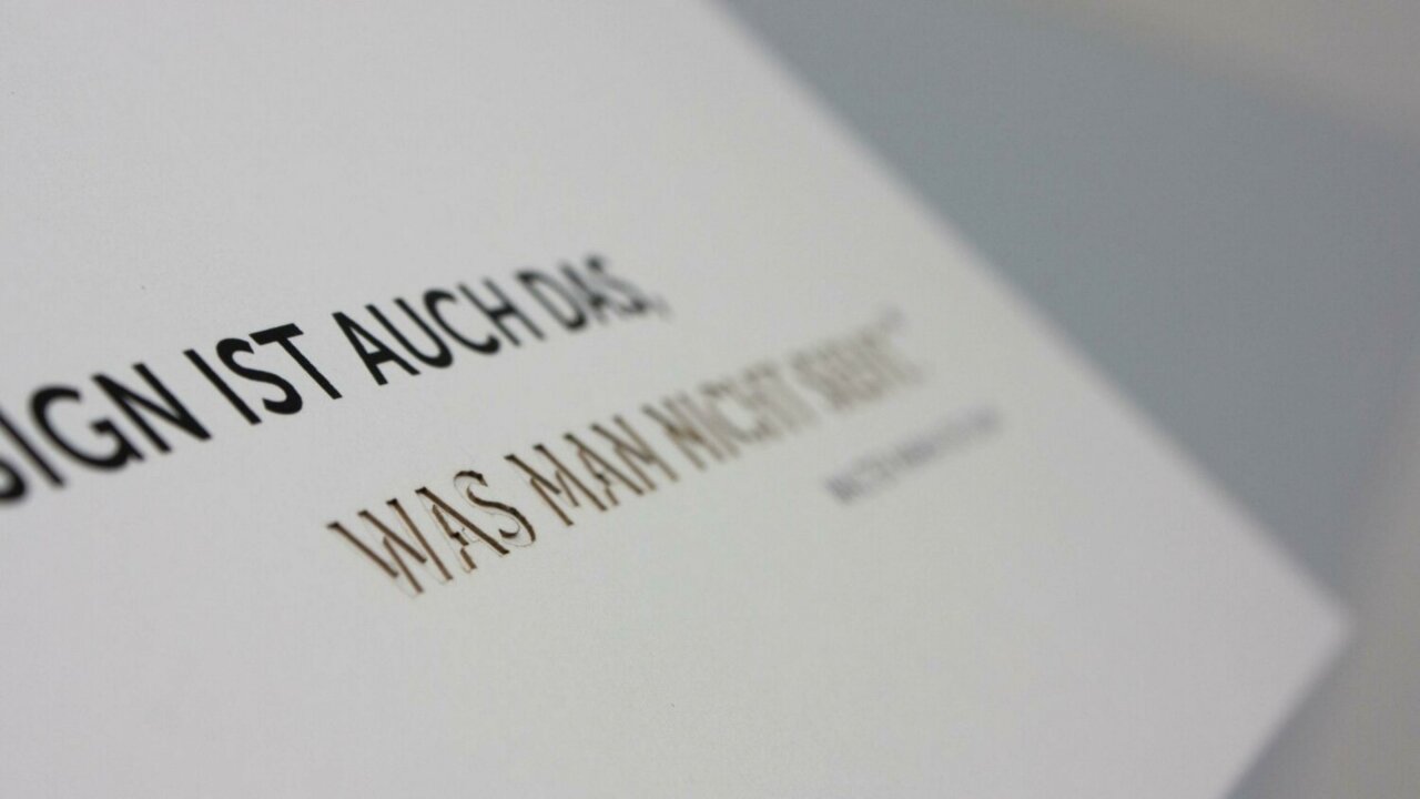 Weihnachtskarte von Formlos mit ausgestanzter Schrift