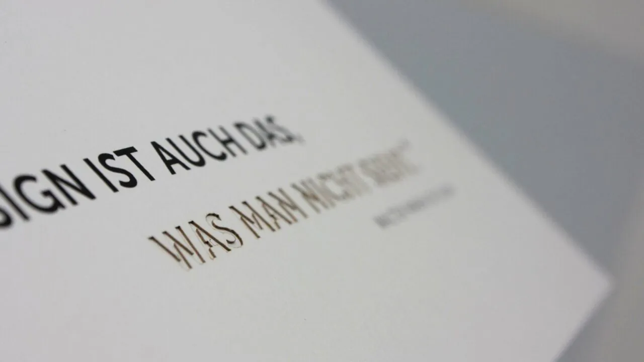 Weihnachtskarte von Formlos mit ausgestanzter Schrift