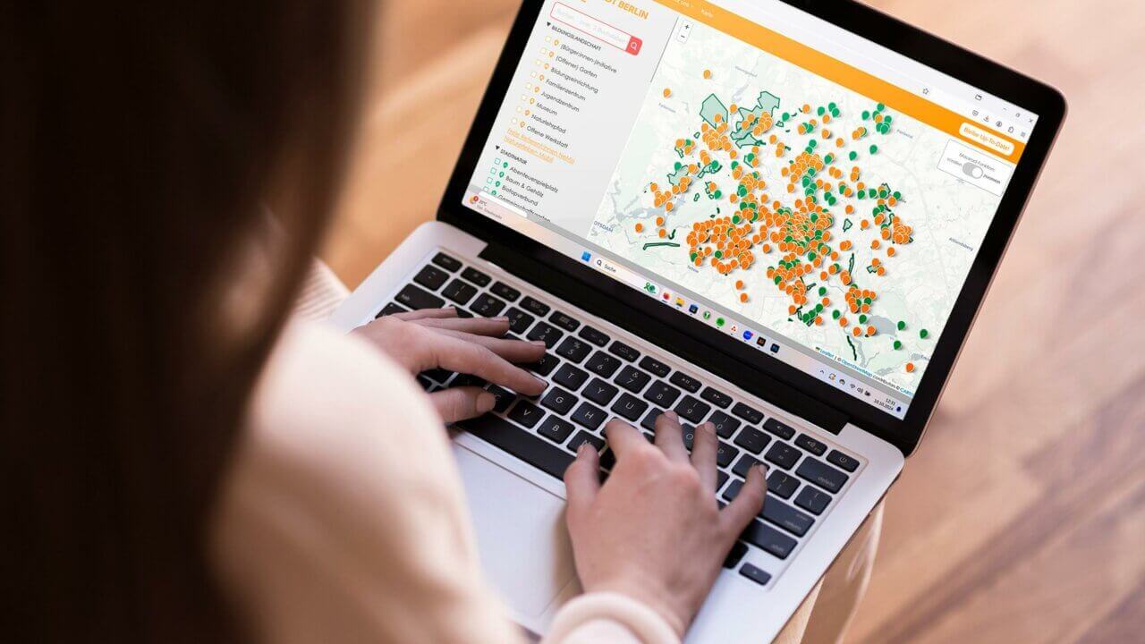 2024-10-07-Naturstadt-Mockup-Hands