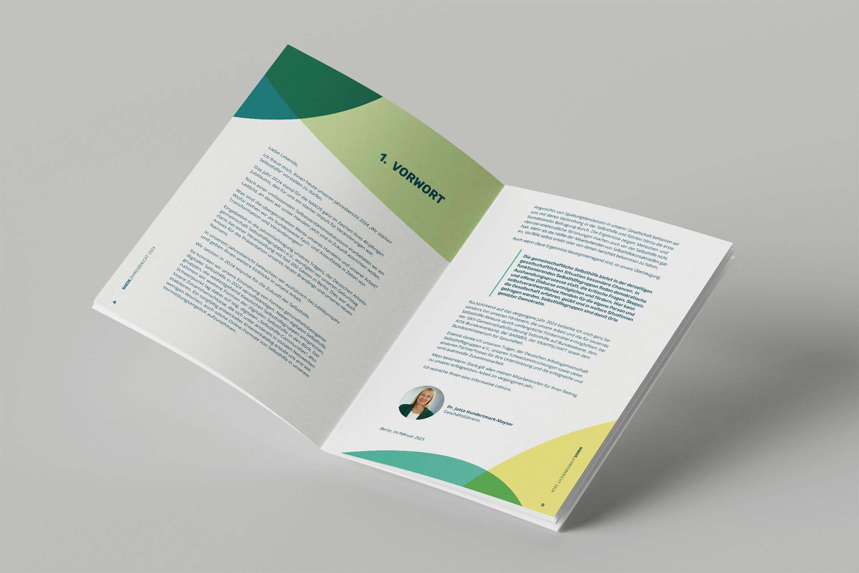 3-Nakos-Jahresbericht-Mockup-FORMLOS-Berlin-Print-Geschaeftsbericht 3-Nakos-Jahresbericht-Mockup-FORMLOS-Berlin-Print-Geschaeftsbericht