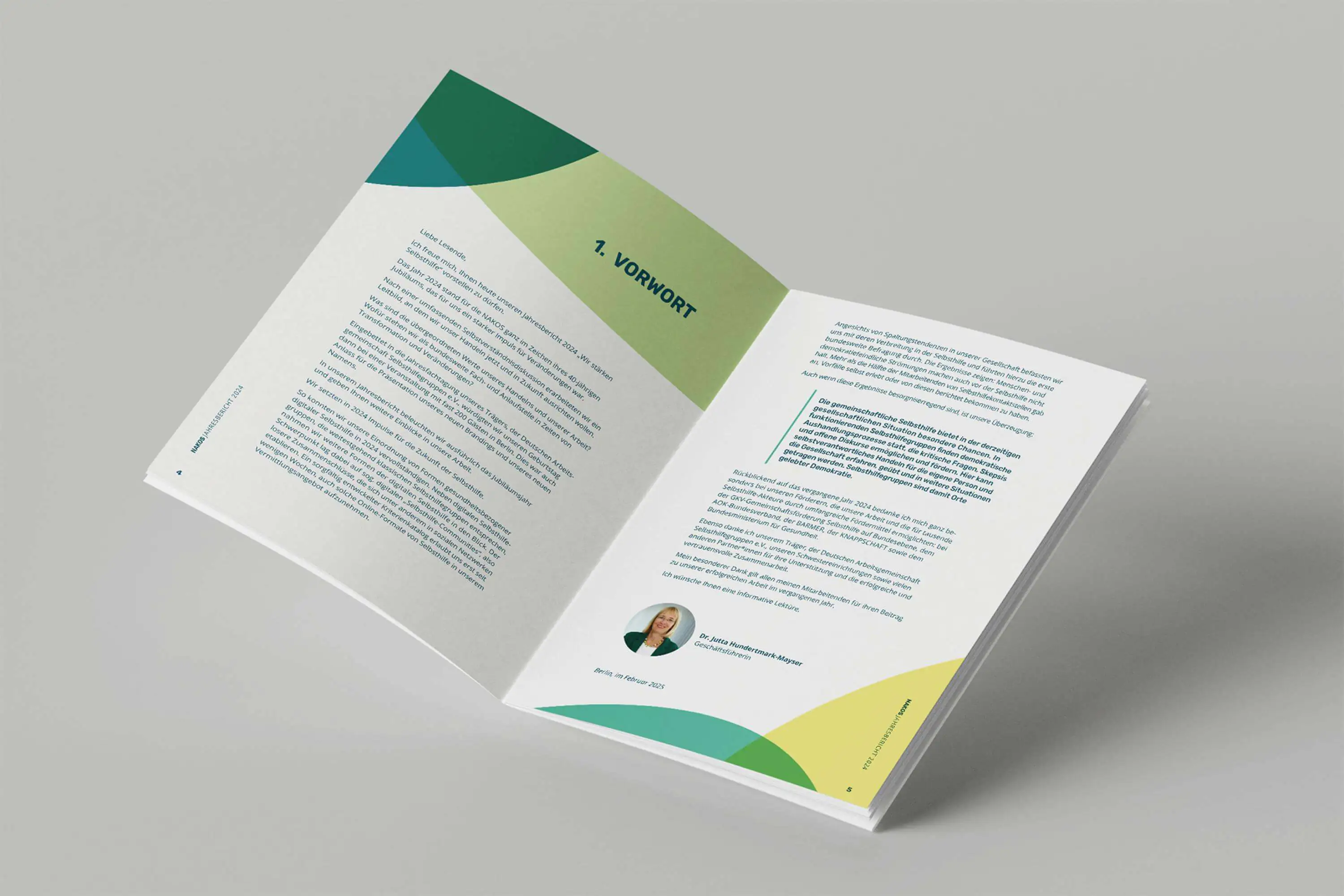 3-Nakos-Jahresbericht-Mockup-FORMLOS-Berlin-Print-Geschaeftsbericht