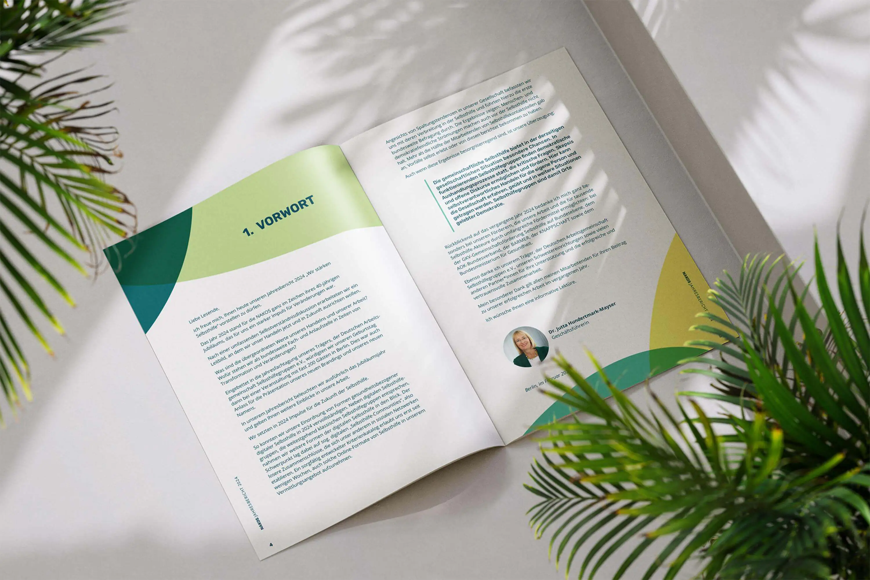 Titelbild-Nakos-Jahresbericht-Mockup-FORMLOS-Berlin-Print-Geschaeftsbericht