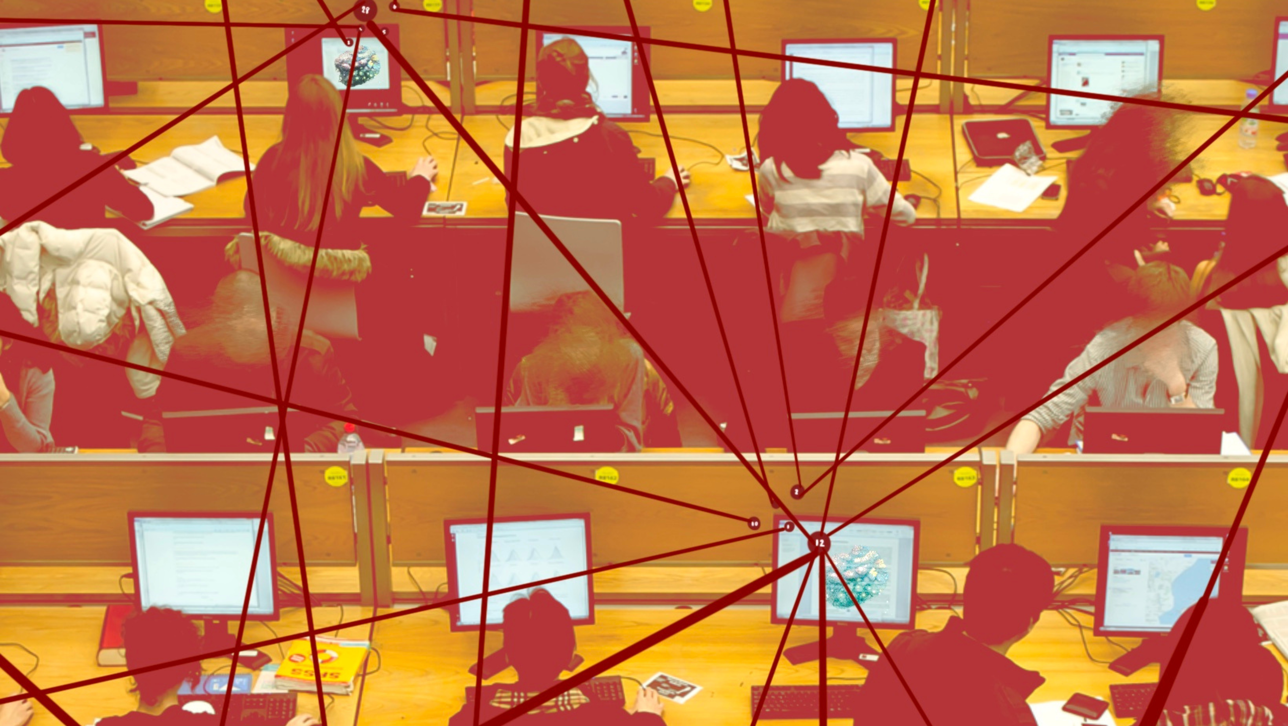 Ein Computerraum mit drei Reihen zu je vier Tischen, an denen jeweils Schüler an Computern arbeiten. Über dem Computerraum sind rote Linien zu sehen, die durch Knotenpunkte verbunden sind und den Fluss der Kommunikation, den Datenaustausch und miteinander verbundene Netzwerke symbolisieren.